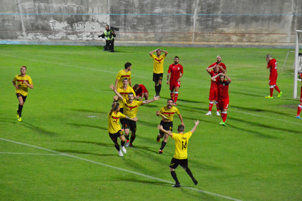Stefano Sacco esulta dopo il gol dell'1-0 di Folgore-Engordany (foto Daniele Dei)