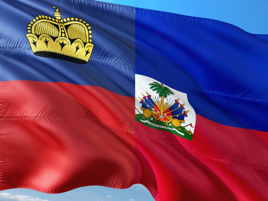 La bandiera del Liechtenstein 'fusa' con quella di Haiti (rielaborazione da foto pixabay.com)