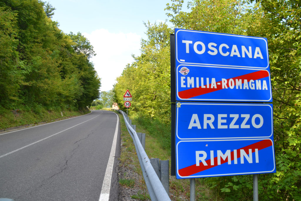 L'ingresso da nord alla exclave toscana di Ca' Raffaello (foto Daniele Dei)