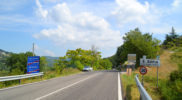 L’ingresso da sud alla exclave toscana di Ca’ Raffaello (foto Daniele Dei)